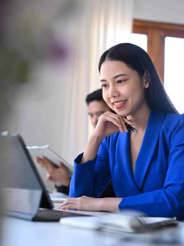 portrait-of-beautiful-business-woman-reading-good-2024-12-05-18-20-39-utc