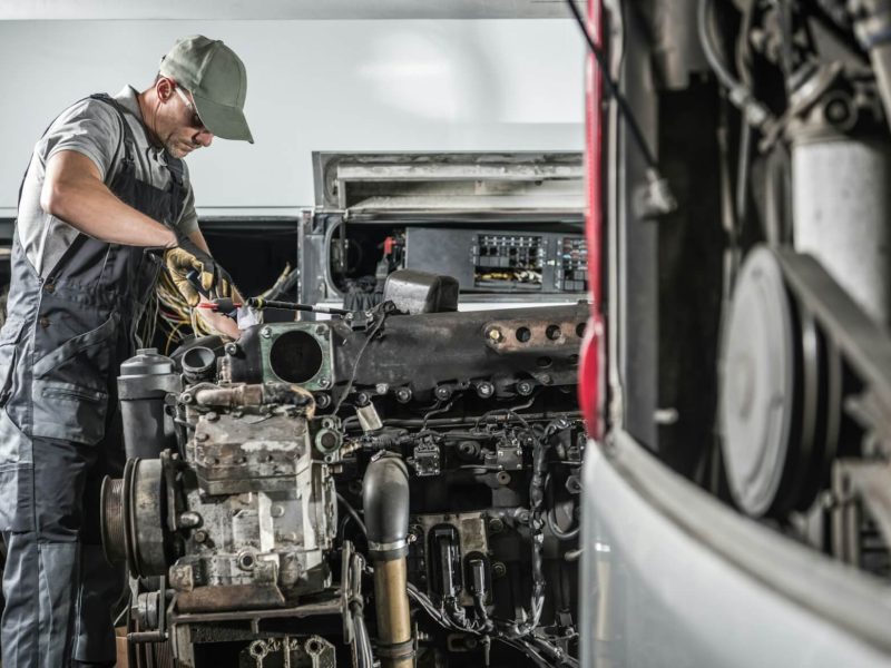 pro-automotive-mechanic-repair-diesel-engine